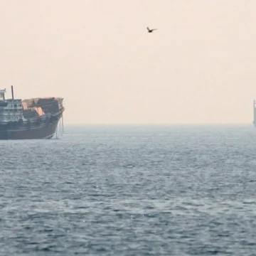 Trafiken i Hormuzsundet störtar när USA och Iran återupptar striderna Trafiken i Hormuzsundet störtar när USA och Iran återupptar striderna