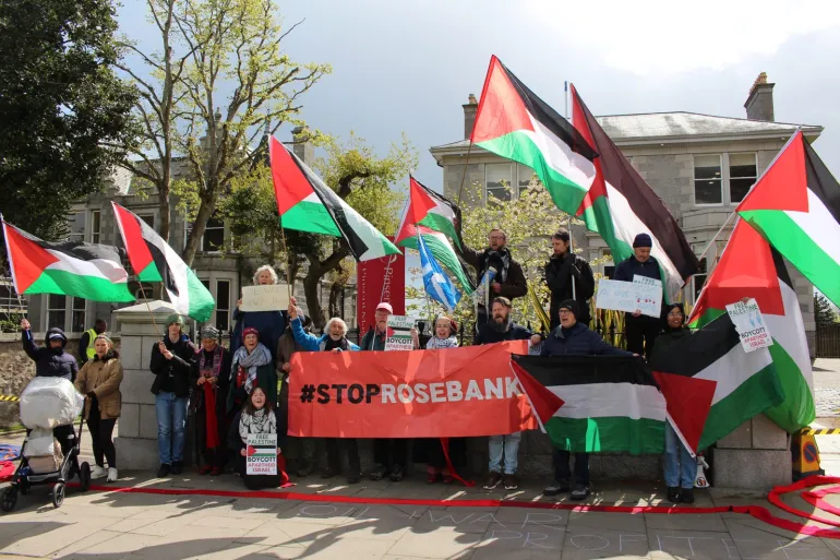 Demonstranter på Shetland motsatte sig inblandningen av Ithaca Energy, ett dotterbolag till Israels delek Group, i Rosebank-projektet [Photos courtesy of the Scottish Palestine Solidarity Campaign]