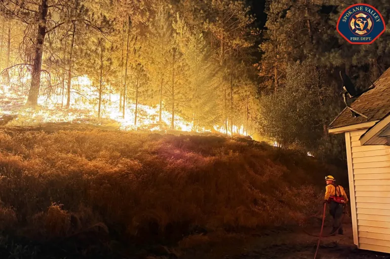 Ett foto som gjorts tillgängligt av Spokane Valley Fire Department visar Fairview Fire nordost om Spokane, Washington [EPA]