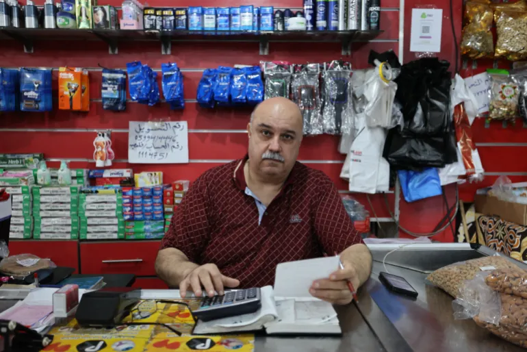 Maher Al-Khudari säger att många kunder i Gaza försöker köpa varor med kredit