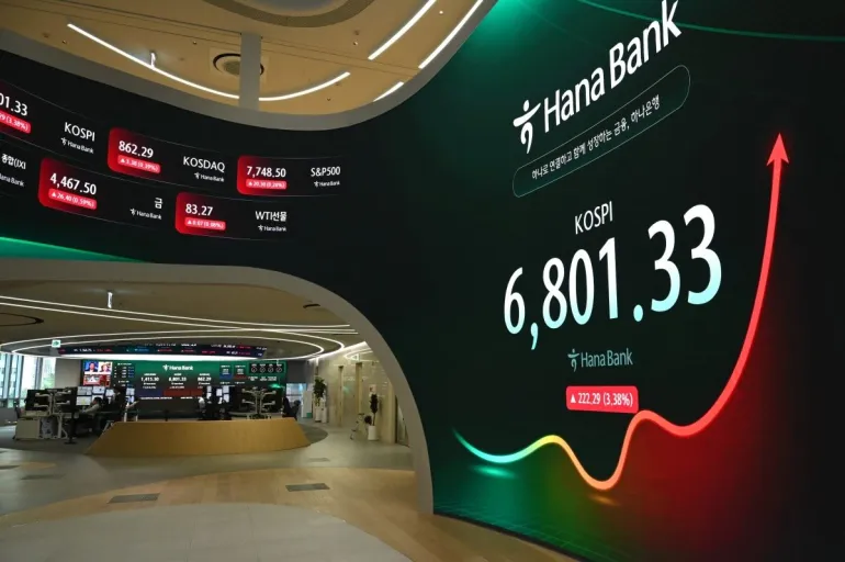 En skärm visar jämförelseindexet KOSPI-aktieindex i ett valutahandelsrum vid Hana Banks huvudkontor i Seoul, Sydkorea, den 13 augusti 2026
