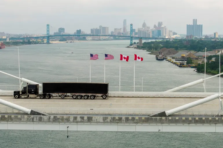 En drönarvy visar ett fordon som korsar den 4,7 miljarder dollar Gordie Howe International Bridge, som förbinder Windsor, Ontario och Detroit, Michigan, i Windsor, Ontario, Kanada, den 28 juli 2026