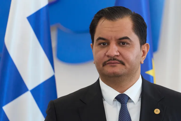 Biträdande befälhavare för den libyska nationella armén, generallöjtnant Saddam Haftar ser på inför sitt möte med den grekiska premiärministern Kyriakos Mitsotakis, i Aten, måndagen den 15 juni 2026. (AP Photo/Petros Giannakouris)
