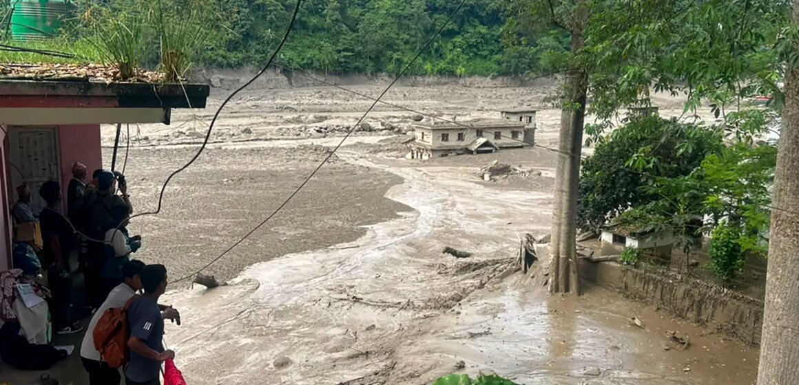 Minst 160 dödade, hundratals saknas, när översvämningen drabbar Nepal och Tibet

