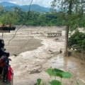 Minst 160 dödade, hundratals saknas, när översvämningen drabbar Nepal och Tibet

