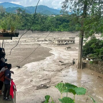 Minst 160 dödade, hundratals saknas, när översvämningen drabbar Nepal och Tibet

