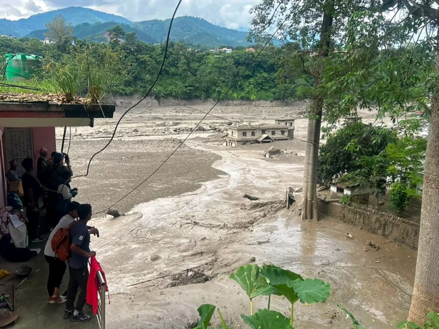 Minst 160 dödade, hundratals saknas, när översvämningen drabbar Nepal och Tibet

