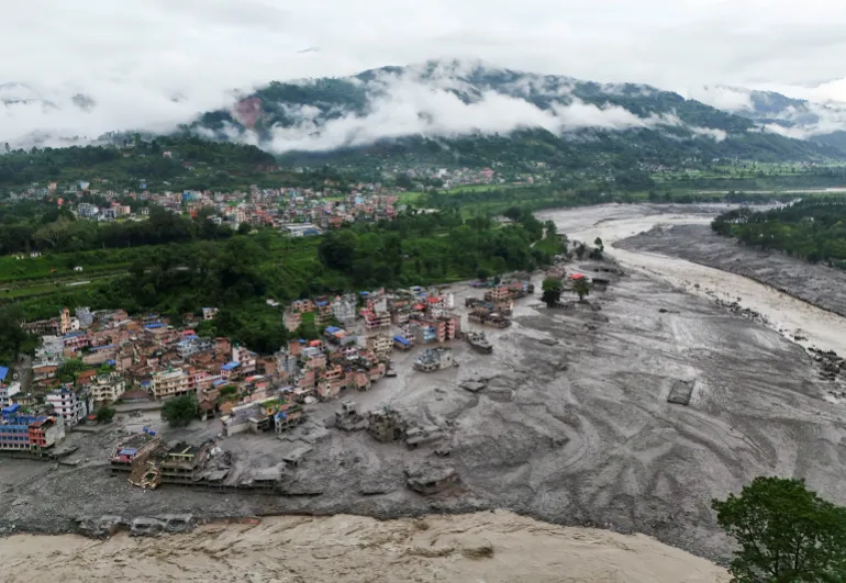 En drönarevy visar lertäckande fastigheter efter en översvämning i Trishuli, Nuwakot-distriktet, Nepal, 27 augusti 2026. REUTERS/Navesh Chitrakar