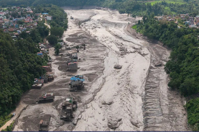 En drönarvy visar lertäckande fastigheter efter en översvämning vid Trishuli i Nuwakot-distriktet, Nepal, den 26 augusti 2026