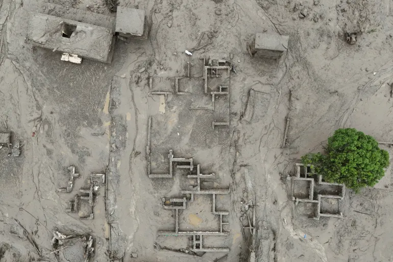 I Tibet, ett lerskred som inträffade nära landgränsövergången till Gyirongs hamn i onsdags lämnade lera i de omgivande områdena mer än 1½ meter (5 fot) djupa i genomsnitt, med vissa vägavsnitt som översteg 2 meter (6 fot), rapporterade den kinesiska statliga TV-kanalen CCTV.