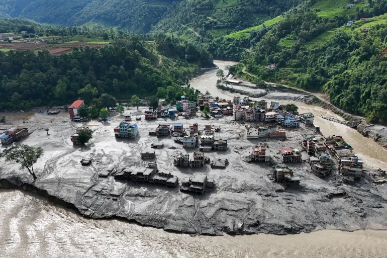 En drönarvy visar lera som täcker byggnader och egendom efter förödande översvämningar vid Trishuli i Nuwakot-distriktet, Nepal, den 27 augusti 2026. [Navesh Chitrakar/Reuters]