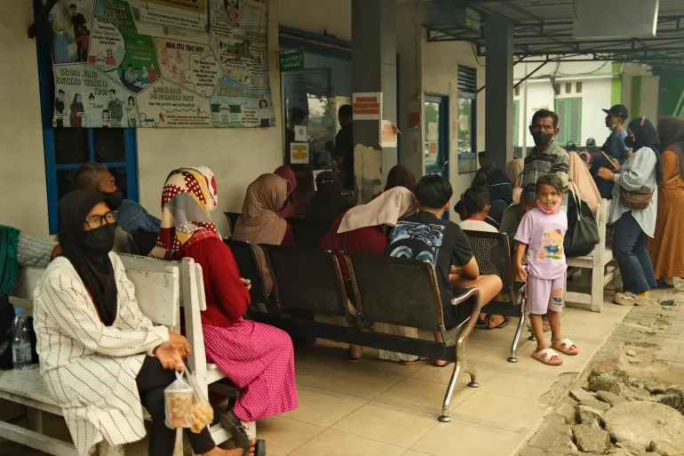 Många i Indonesiens västra Kalimantan söker sjukvård för exponering för tjockt dis och aska
