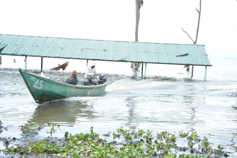 Kameres landningsstrand har översvämmats av stigande vattennivåer i Lake Naivasha, Kenya [Hafsa Abdiwahab Sheikh/Bladet]