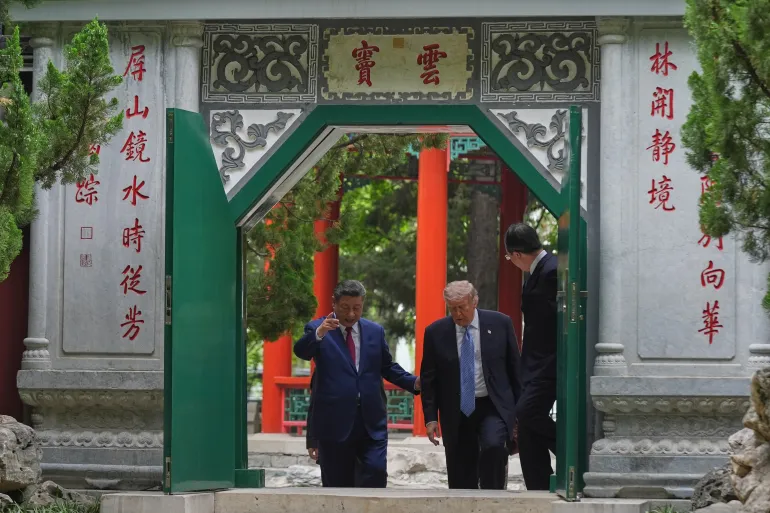 USA:s president Donald Trump promenerar med Kinas president Xi Jinping på Zhongnanhai ledarskapsförening i Peking, Kina, den 15 maj 2026