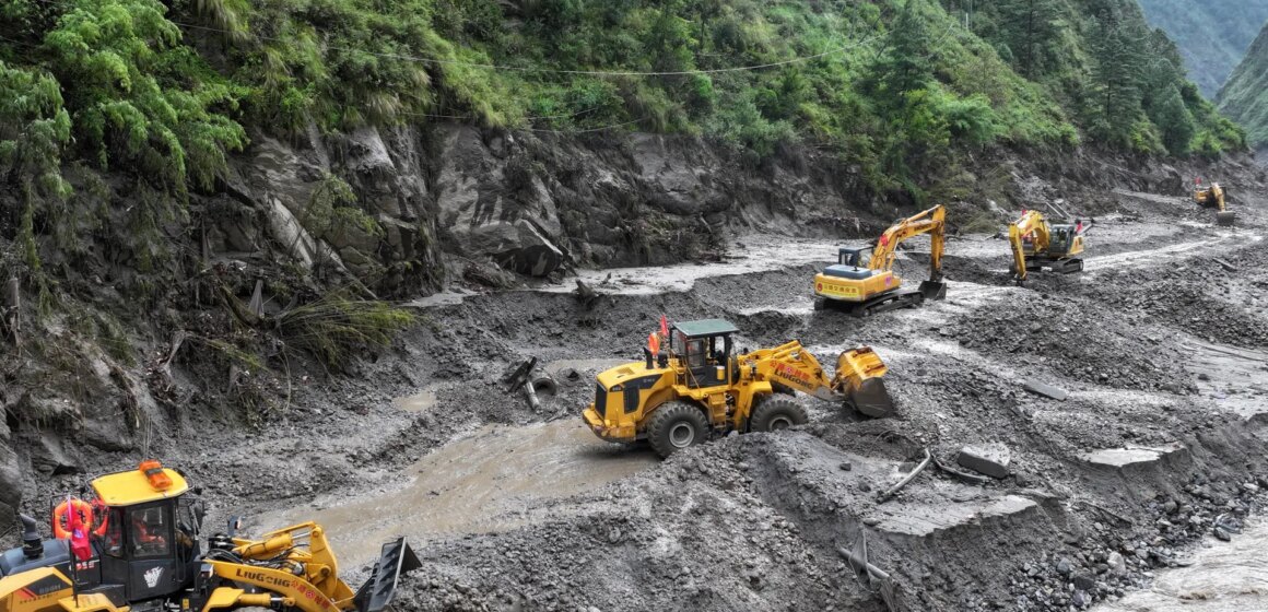 Nepal och Kina stoppar kort räddningsinsatser när barriärsjön svämmar över

