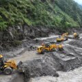 Nepal och Kina stoppar kort räddningsinsatser när barriärsjön svämmar över


