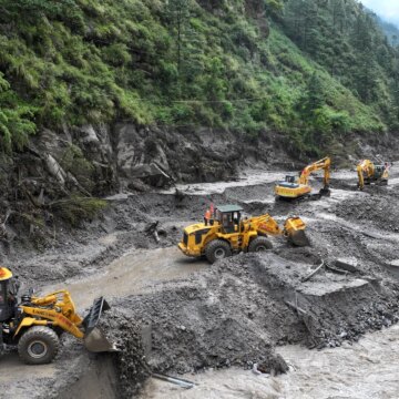 Nepal och Kina stoppar kort räddningsinsatser när barriärsjön svämmar över

