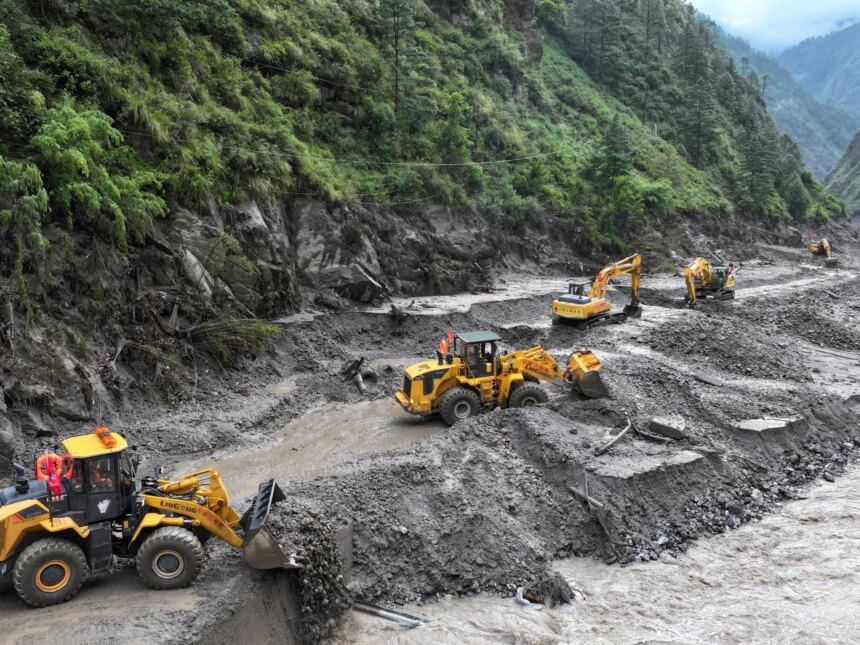 Nepal och Kina stoppar kort räddningsinsatser när barriärsjön svämmar över


