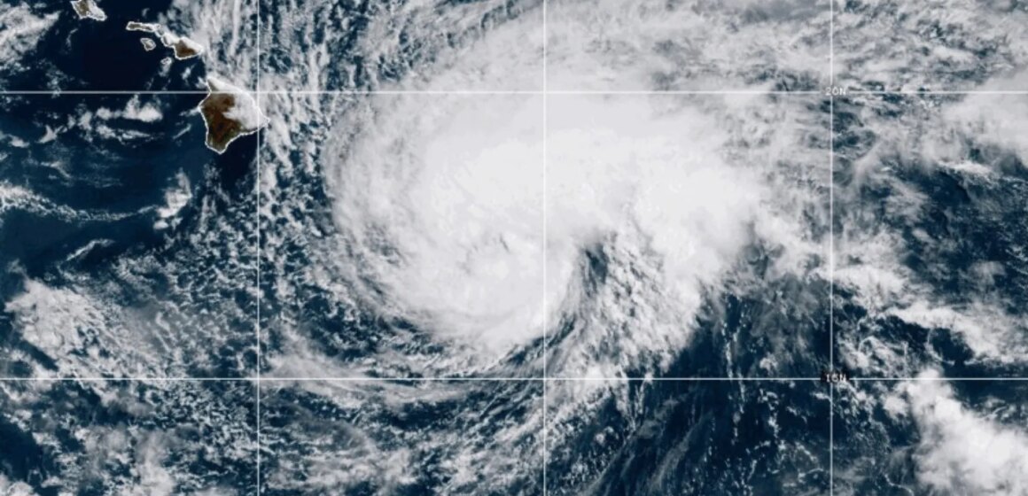Den tropiska stormen Lala förväntas förstärkas när den närmar sig Hawaii

