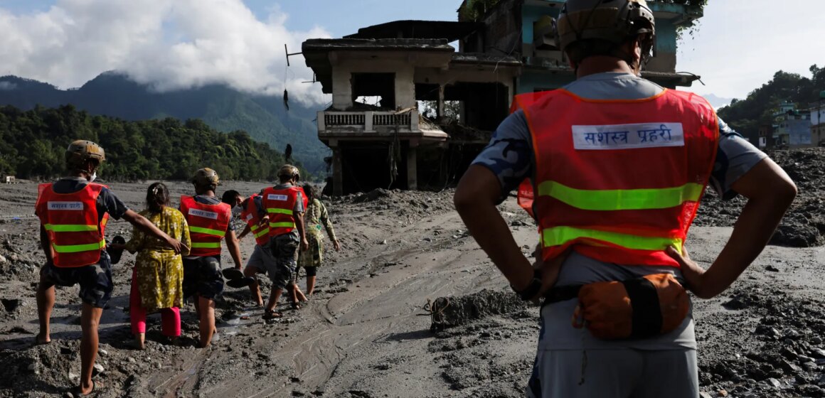 Dödssiffran från översvämning i Nepal-Tibet överstiger 470 när barriärsjön hotar

