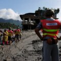 Dödssiffran från översvämning i Nepal-Tibet överstiger 470 när barriärsjön hotar

