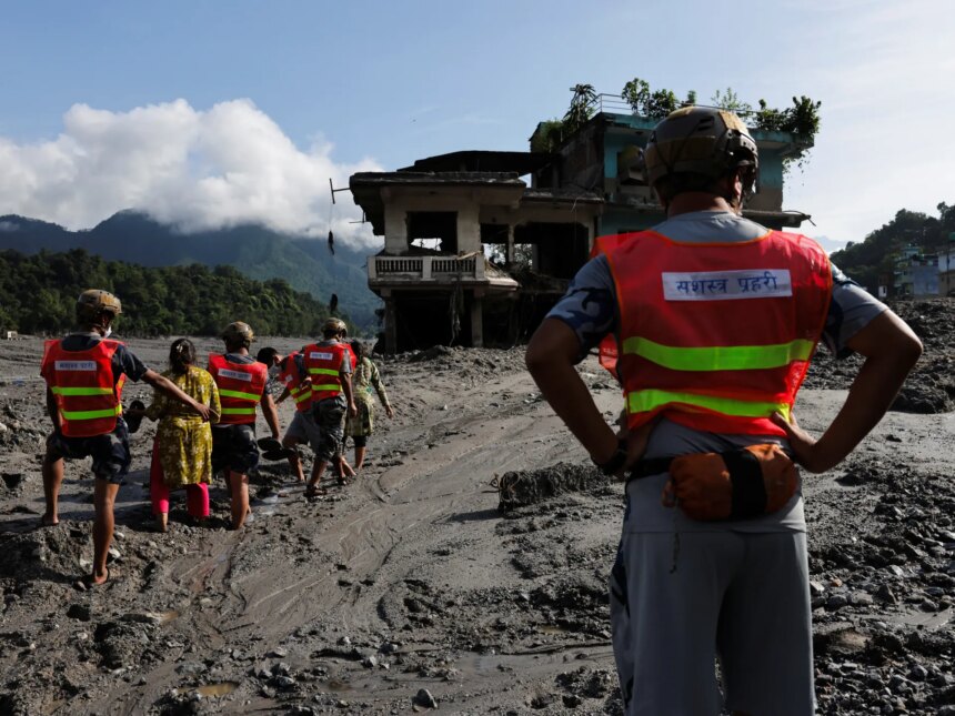 Dödssiffran från översvämning i Nepal-Tibet överstiger 470 när barriärsjön hotar

