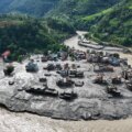 Foton: Mer än 1 300 saknade i Nepal och Tibet efter dödliga översvämningar | Nyheter om översvämningar
