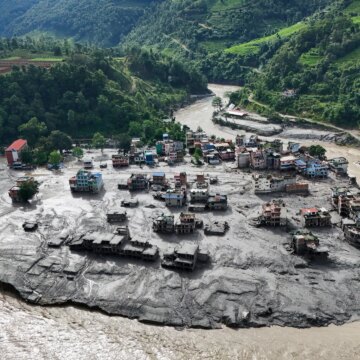 Foton: Mer än 1 300 saknade i Nepal och Tibet efter dödliga översvämningar | Nyheter om översvämningar
