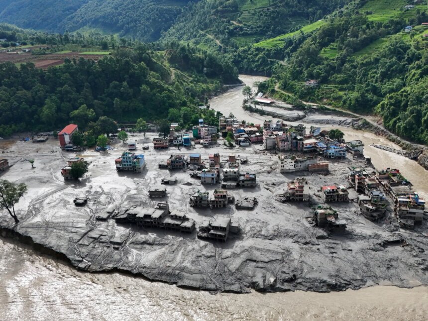 Foton: Mer än 1 300 saknade i Nepal och Tibet efter dödliga översvämningar | Nyheter om översvämningar
