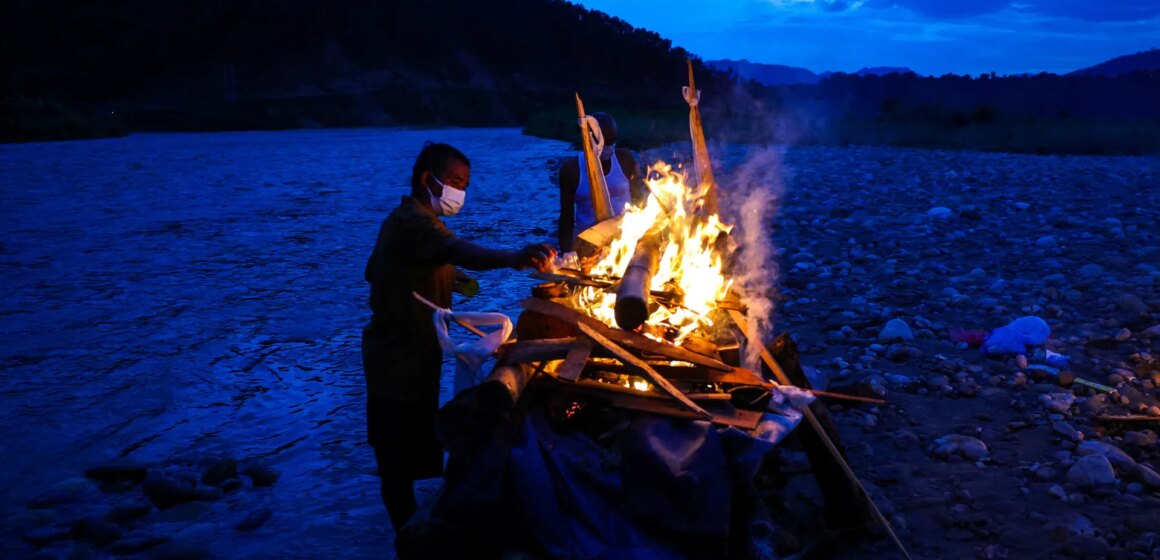 Foton: Nästan 1 000 döda, tusentals saknas i gränsöversvämningar mellan Nepal och Kina | Nyheter om översvämningar
