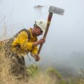 Kalifornien tar itu med flera skogsbränder när brandmäns personal utsätts för påfrestningar | Nyheter om klimatkris
