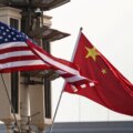 Kina säger att de kommer att skydda sina egna intressen när USA utökar sanktionerna mot Iran

