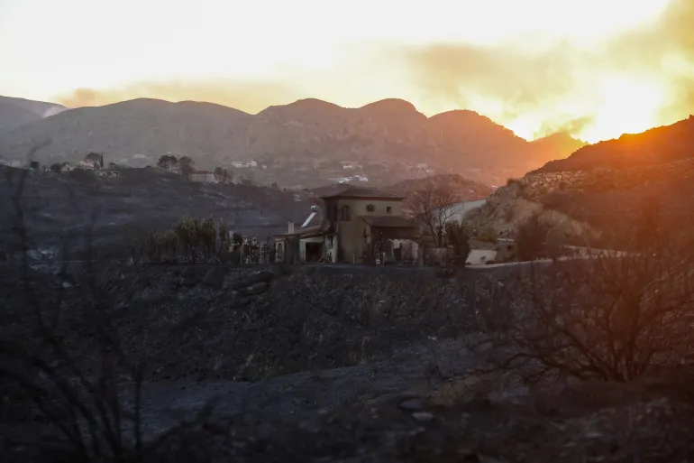 Ett skadat hem ligger kvar mitt i ett bränt område efter dödliga skogsbränder som drabbat Almeria-provinsen, i Bedar, Almeria, Spanien, den 10 juli 2026. REUTERS/Loyola Perez de Villegas Muniz