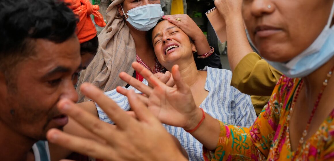 Nepal tävlar för att rädda instängda arbetare, eftersom antalet döda i översvämningar överstiger 900

