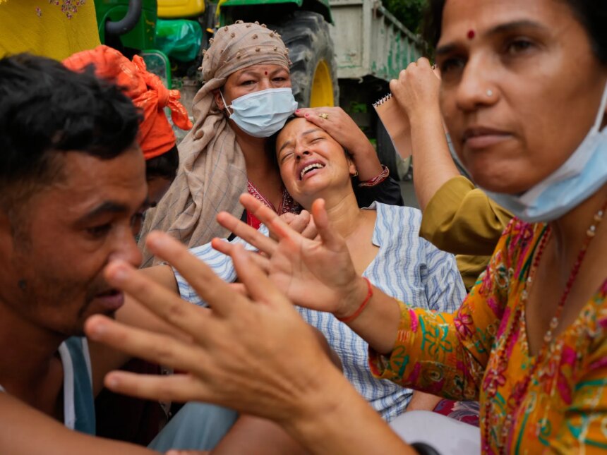 Nepal tävlar för att rädda instängda arbetare, eftersom antalet döda i översvämningar överstiger 900

