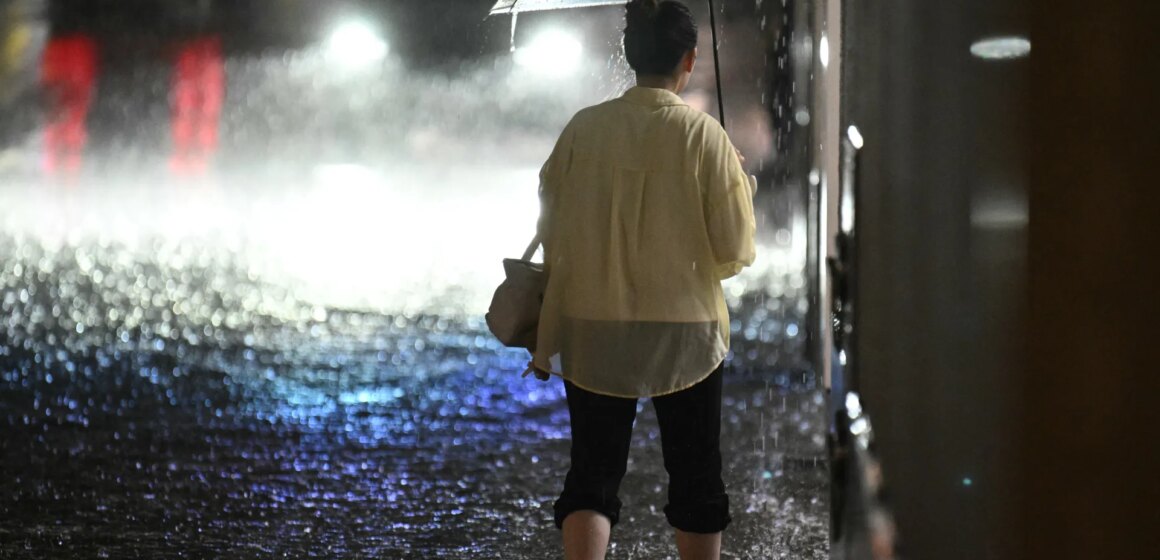 Rekordrekord gör fyra döda, tusentals strandsatta i Japan

