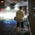 Rekordrekord gör fyra döda, tusentals strandsatta i Japan

