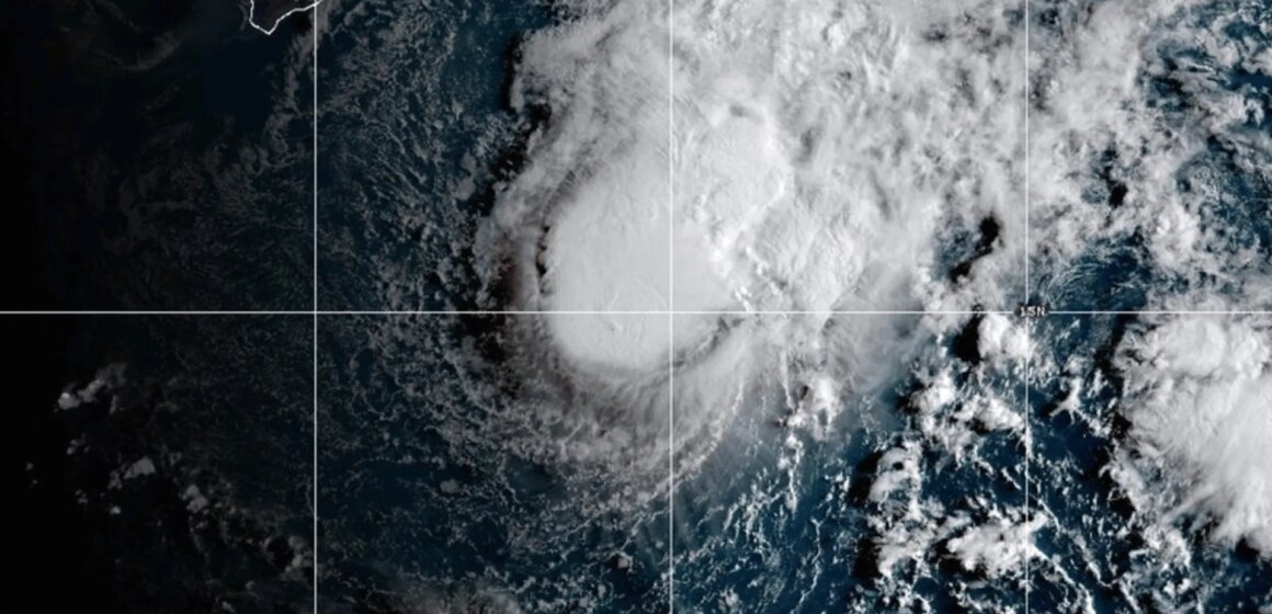 Tropical Storm Moke avancerar mot Hawaii med kraftigt regn, hårda vindar

