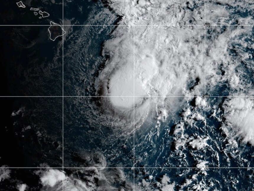 Tropical Storm Moke avancerar mot Hawaii med kraftigt regn, hårda vindar

