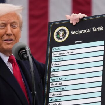 Trump-administrationen återbetalar 100 miljarder dollar i tullar som slagits ner Trump-administrationen återbetalar 100 miljarder dollar i tullar som slagits ner av högsta domstolen