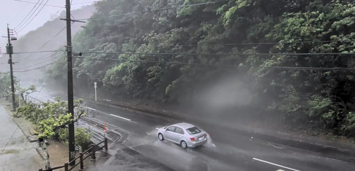 Typhoon Dolphin träffar Japan, på väg mot Kina

