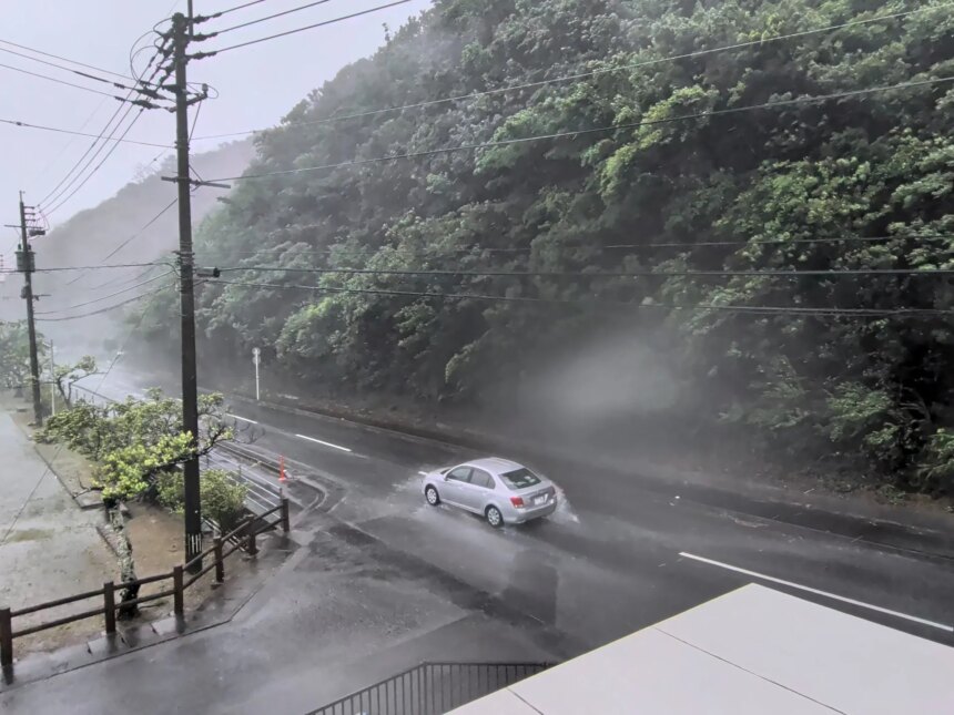 Typhoon Dolphin träffar Japan, på väg mot Kina

