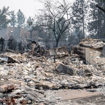 USA griper misstänkt för skogsbrand i Spokane när tiotusentals flyr från eld

