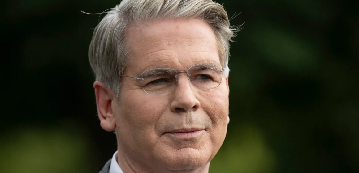 USA:s finansminister säger att nya ekonomiska åtgärder kommer att "kollapsa" Iran

