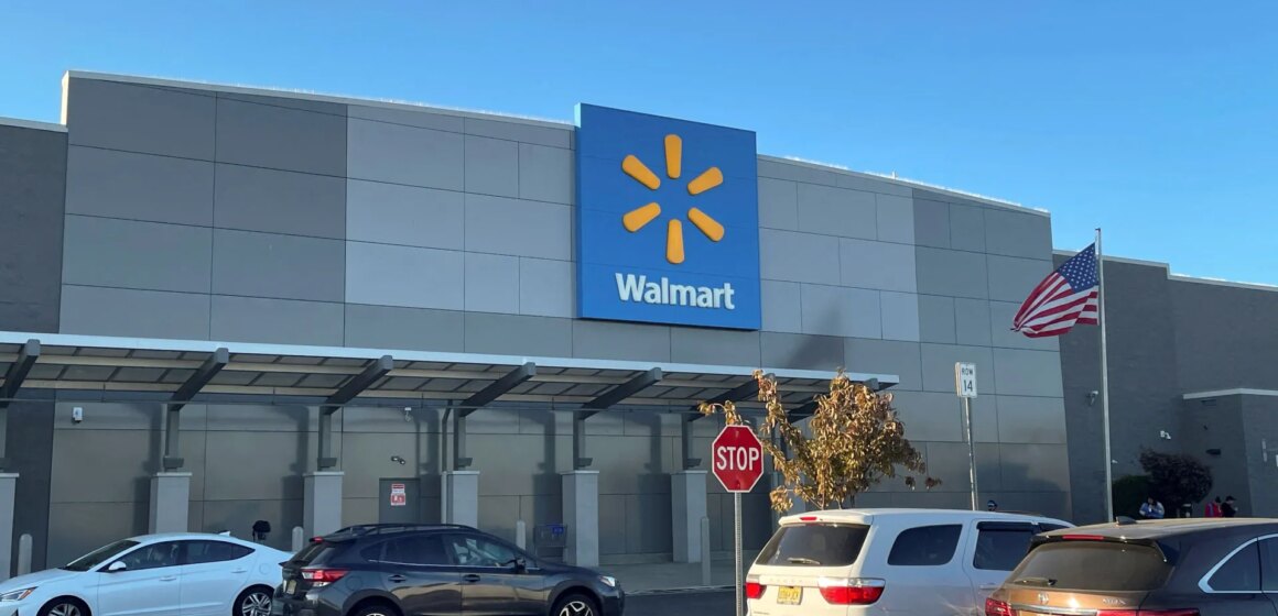Walmart ser att försäljningen minskar när de amerikanska konsumentutgifterna drar sig tillbaka

