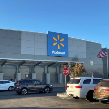 Walmart ser att försäljningen minskar när de amerikanska konsumentutgifterna drar Walmart ser att försäljningen minskar när de amerikanska konsumentutgifterna drar sig tillbaka