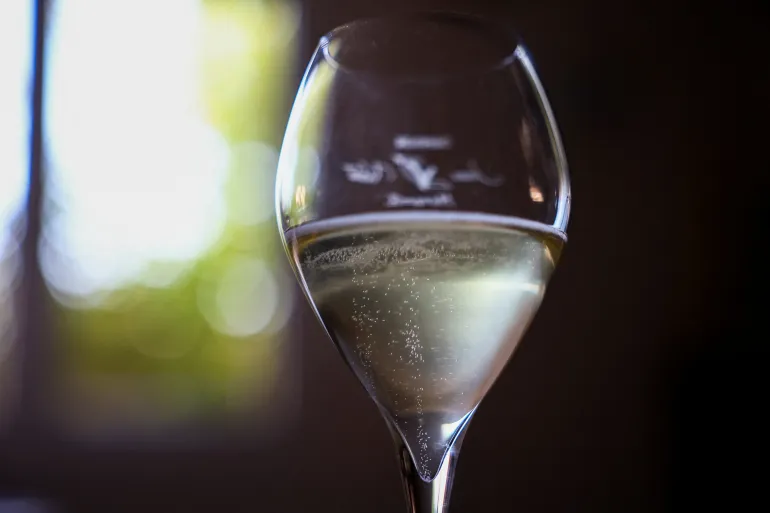 Ett glas champagne på Champagne Jean Velut vingård, under den tidiga starten av skörden, i Montgueux, Frankrike, 14 augusti 2026