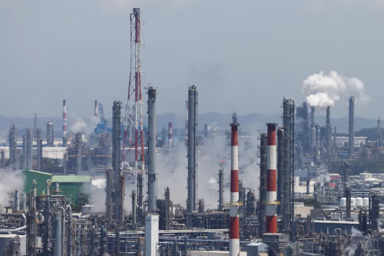 Rörledningar och oljelagringstankar vid oljeraffineringsanläggningar vid Daesan petrokemiska komplex nära Daesan hamn, i Seosan, Sydkorea, den 8 maj 2026