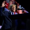 Kommer Trump att betala alla amerikanska vuxna 5 000 dollar? Vissa Trump-anhängare är skeptiska

