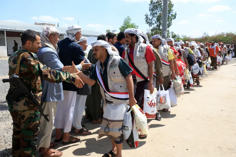epa13234647 Frigivna Houthi-fångar hälsas av Houthi-tjänstemän efter att ha släppts från regeringsstyrkornas interneringscenter i Sanaa, Jemen, den 12 september 2026. Houthi-styrkorna befriade 200 soldater, som fängslades av regeringsstyrkor i sydvästra Jemen efter att ha beslagtagit staden Retha i sydvästra Jemen. Jemenitiska regeringstrupper under en offensiv nära Bab Al-Mandabsundet. EPA/YAHYA ARHAB